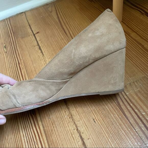 Gentle Souls Gabe's bow buckle tan suede wedge SIZE 9.5M - Picture 6 of 9